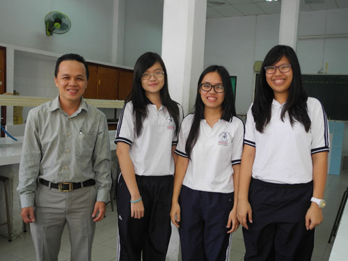 Giáo viên hướng dẫn Trịnh Đình Thảo và nhóm học sinh Anh, Vy, Hương (từ trái sang) - Ảnh: Hoàng Quyên